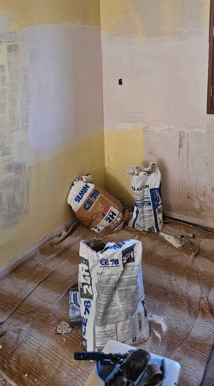 Finitions et travaux de jointoyeur : bandes et enduits